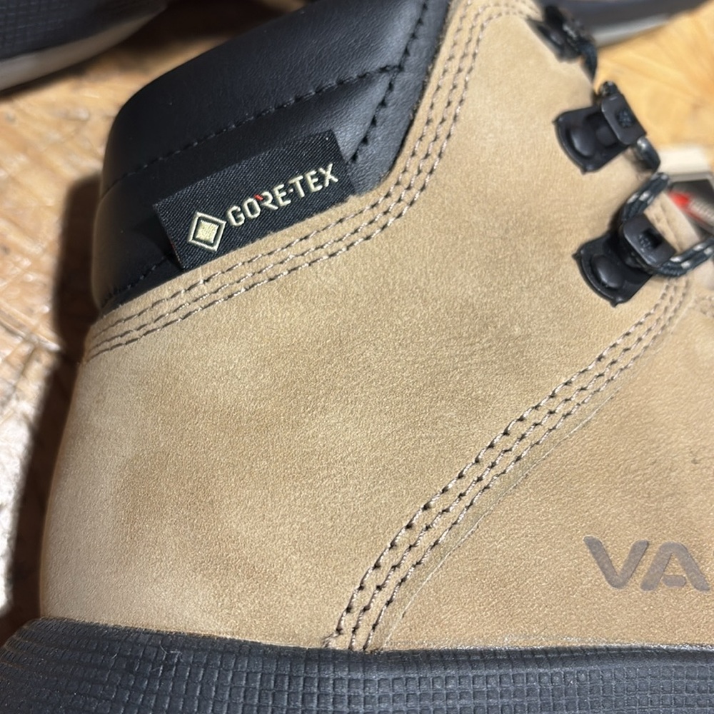 Brand new in box discontinued waterproof Gore-Tex Vasque St. Elias. - Picture 5 of 8